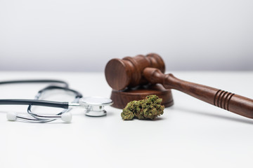 Cannabis, Stethoskop und Richterhammer grauer und weißer Hintergrund