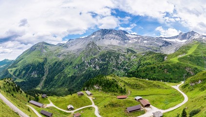 Panorama Landschaft in Österreich mit Alpen, Berge und Wiesen im Zillertal