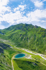 Panorama Landschaft in Österreich mit Alpen, Berge und Wiesen im Zillertal