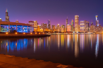 Fototapeta premium Chicago Skyline Cityscape at night with lake in front and blue sky with cloud, Chicago, United state