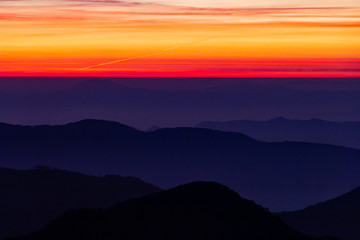 Amanecer colorido en las montañas