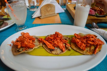 Tacos yucatecos en hoja de plátano