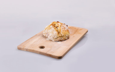 Pão rústico em tábua de madeira