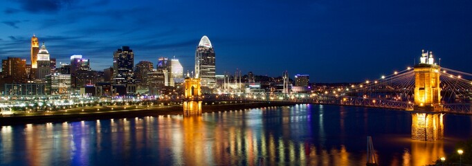 Fototapeta na wymiar Cincinnati at night