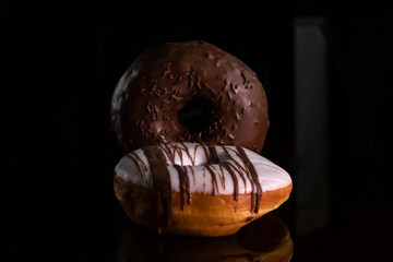 Donas glaceados de chocolate y vainilla