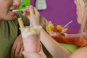 Fototapeta premium pareja comiendo