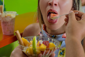 mujer comiendo