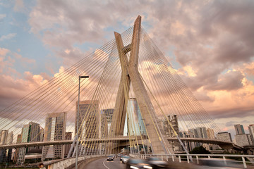 Fototapeta na wymiar Ponte Octávio Frias de Oliveira sobre o Rio Pinheiros, São Paulo, Brasil