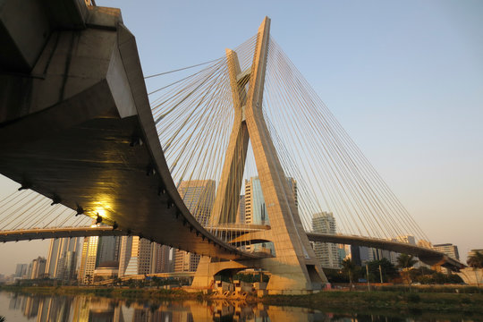 Ponte Octávio Frias de Oliveira sobre o Rio Pinheiros, São Paulo, Brasil