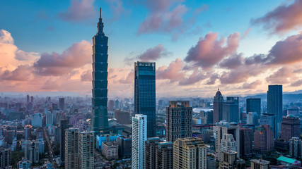 Fototapeta premium Tajwan panoramę miasta i wieżowiec piękny Tajpej, panoramę miasta i wieżowiec Tajwanu oraz inne nowoczesne budynki w centrum miasta, Taipei jest popularnym celem turystycznym.