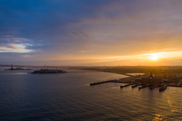 Obraz premium Aerial photograph of Jersey Ellis Island with the Hudson Rivers at Sunset, New York 