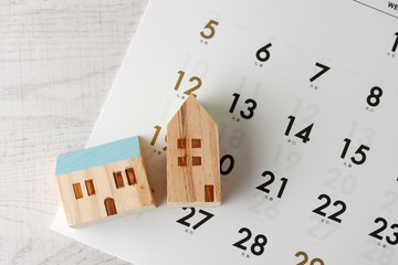 カレンダーと木製の家