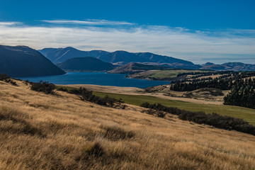 The beautiful landscape of the southern island of New Zealand is a mountain range of lake forests.