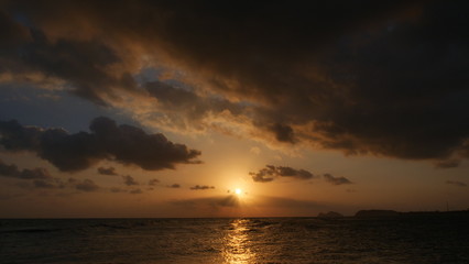 Obraz premium Twilight sunset time above the sea