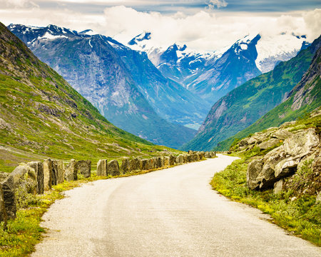 Old road landmark, route Gamle Strynefjellsvegen.