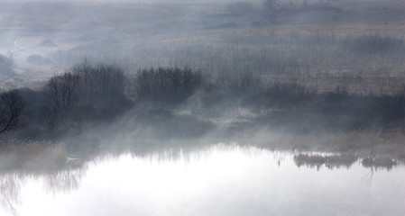 Obraz na płótnie Canvas lake in the fog in the early morning