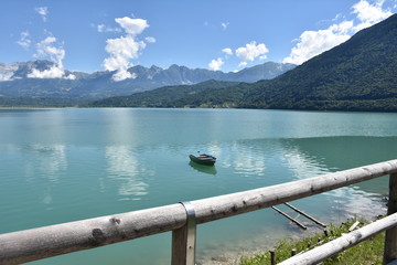 Lago panorama con barche tipiche del veneto