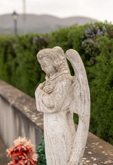 Engel mit gekreuzten Armen auf einem Friedhof in Spanien