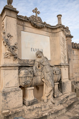 Schönes Familiengrab in Spanien mit einer Frauenfigur 