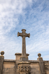 Sch&ouml;nes gro&szlig;es Steinkreuz vor einem Familiengrab in Spanien 