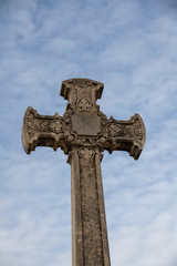 Schönes großes Steinkreuz auf einem Friedhof in Spanien 