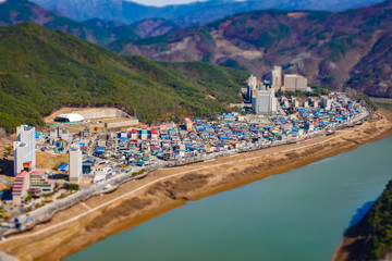 산과 강 사이 마을