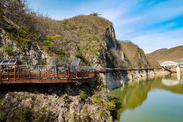 푸른 하늘과 강