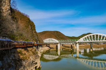 푸른 하늘과 강