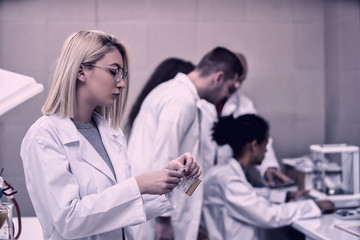 Obraz premium Laboratory scientist working at lab with test tube