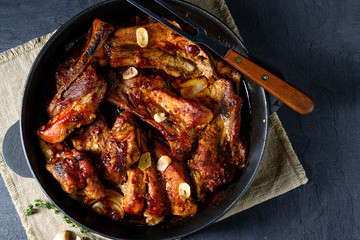 Spicy pork ribs with garlic and barbecue sauce