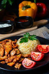 bulgur mit gebratenem fleisch und joghurtsoße