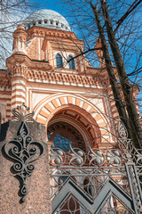 Obraz premium St. Petersburg, Russia - March 14, 2020 - view of the beautiful facade and the entrance to the synagogue against the blue sky