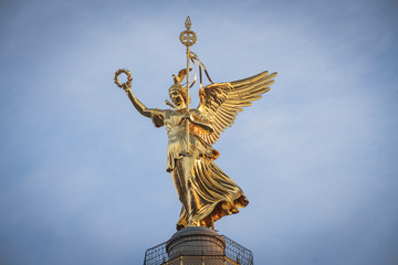 Obraz premium Closeup of Berlin Center Siegessäule, Statue in golden Morning light 