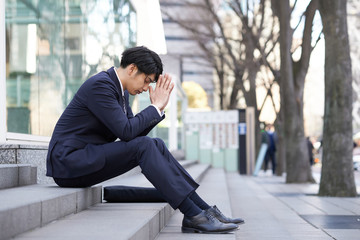 不安で悩む日本人男性ビジネスマン