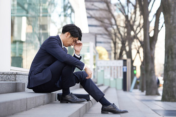 不安で悩む日本人男性ビジネスマン