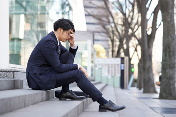 不安で悩む日本人男性ビジネスマン