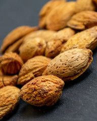 amandes non pelées sur la table