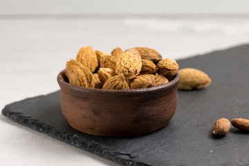 amandes non pelées dans un petit bol en argile