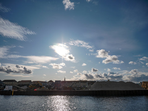 Byggeplads med flotte skyer