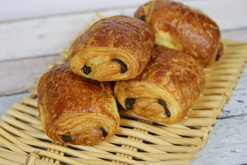 pain chocolat sur un panier