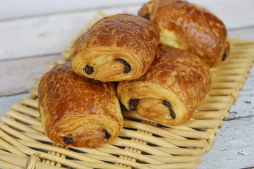 pain chocolat sur un panier