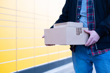 Ein Paket an einer Packstation abgeben 