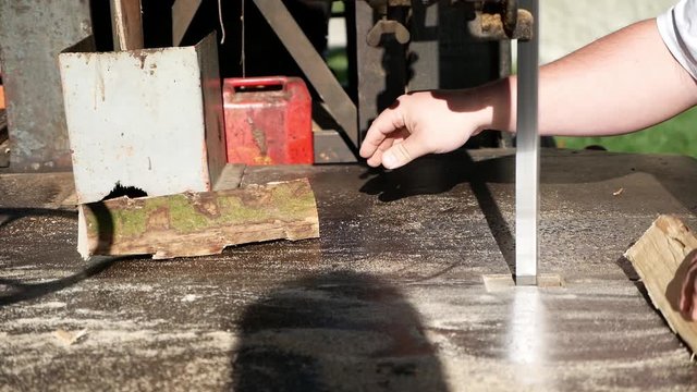 Brennholz s&auml;gen mit einer Bands&auml;ge