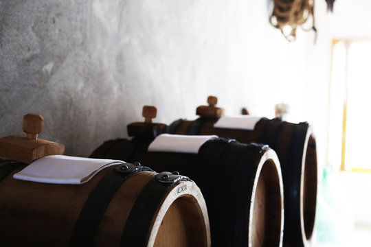 Barili di aceto balsamico tipico di Modena in acetaia, primo piano