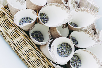 Grains de lavande dans des cornets pour lancé en fin de cérémonie de mariage