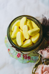 Bonbon jaune banane dans un pot en verre