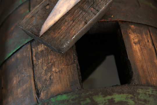 Barili di aceto balsamico tipico di Modena in acetaia, primo piano