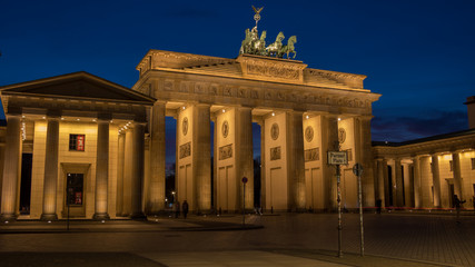 Obraz premium The Brandenburg Gate of Berlin at blue hour