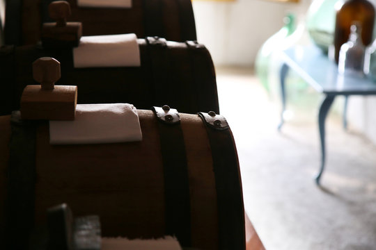 Barili di aceto balsamico tipico di Modena in acetaia, primo piano