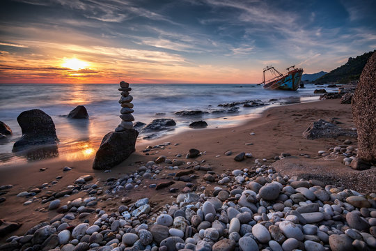 Korfu. Sonnenuntergang und Schiff. Horizont und Romantik m Strand.
